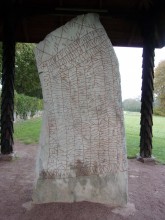La pierre runique de Rök (en suédois Rökstenen)